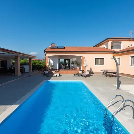 Beautiful Sveta Anna With Jacuzzi In Villa Tinjan