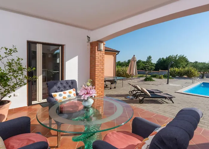 Villa Beautiful Sveta Anna With Jacuzzi In Tinjan