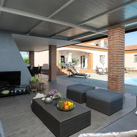 فيلة Beautiful Sveta Anna With Jacuzzi In Tinjan