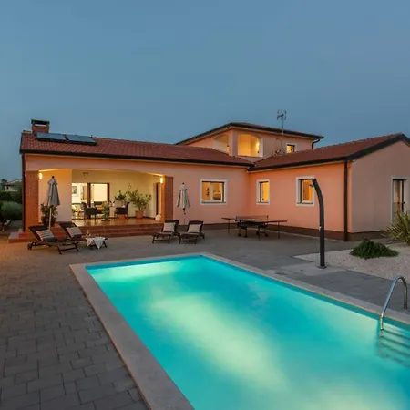فيلة Beautiful Sveta Anna With Jacuzzi In Tinjan